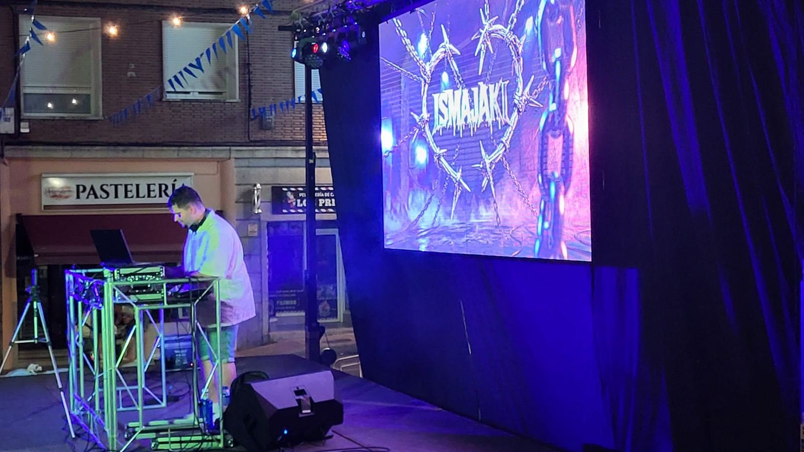 ISMAJAKI pinchando en directo con su logo proyectado en pantalla LED