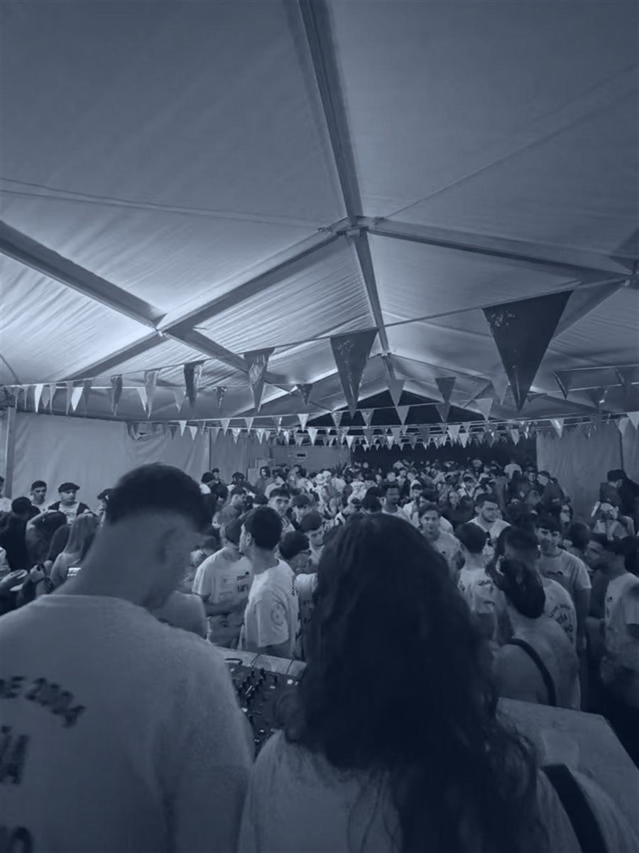 Montaje de evento virado a azul acero, estilo cartel corporativo