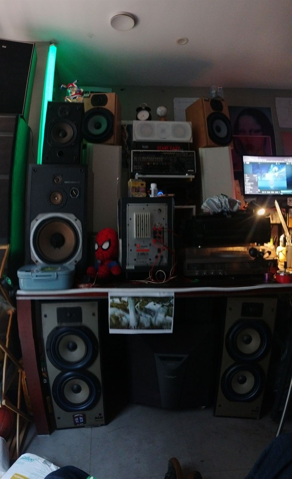 Sistema de sonido Bowers & Wilkins montado en sala