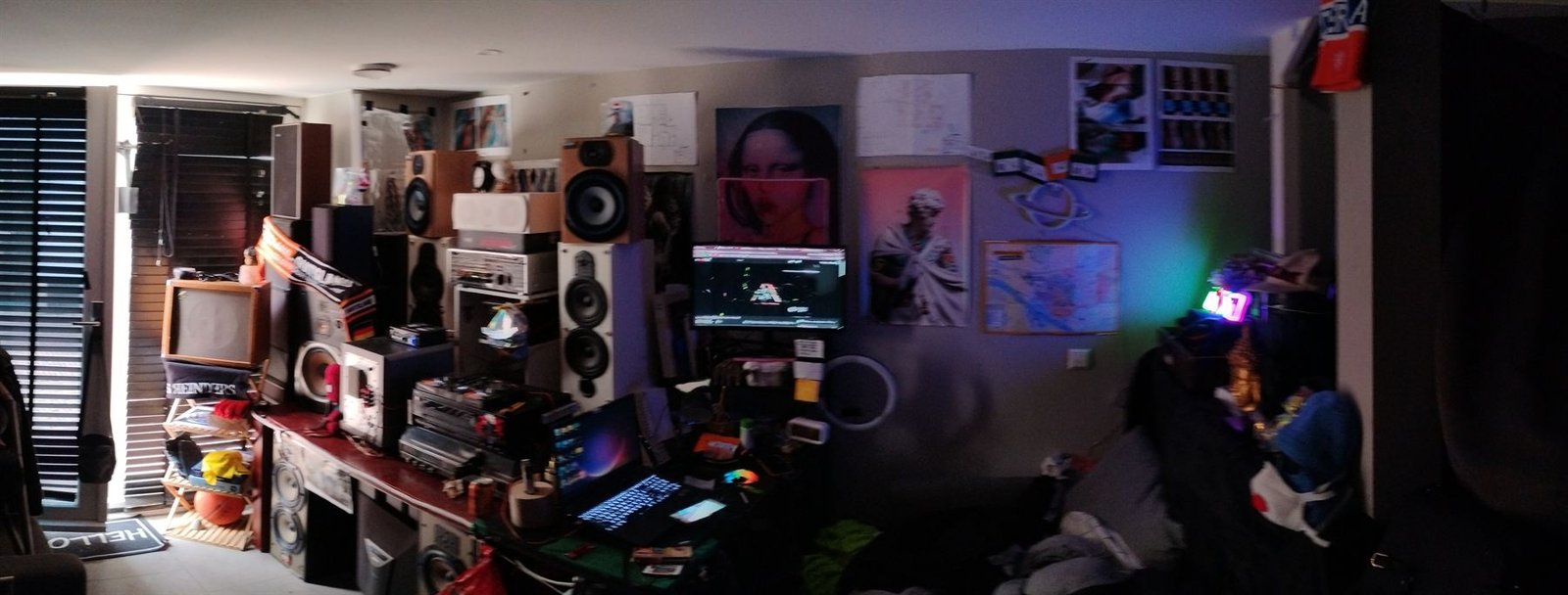 Panorámica de la sala con el sistema de sonido montado