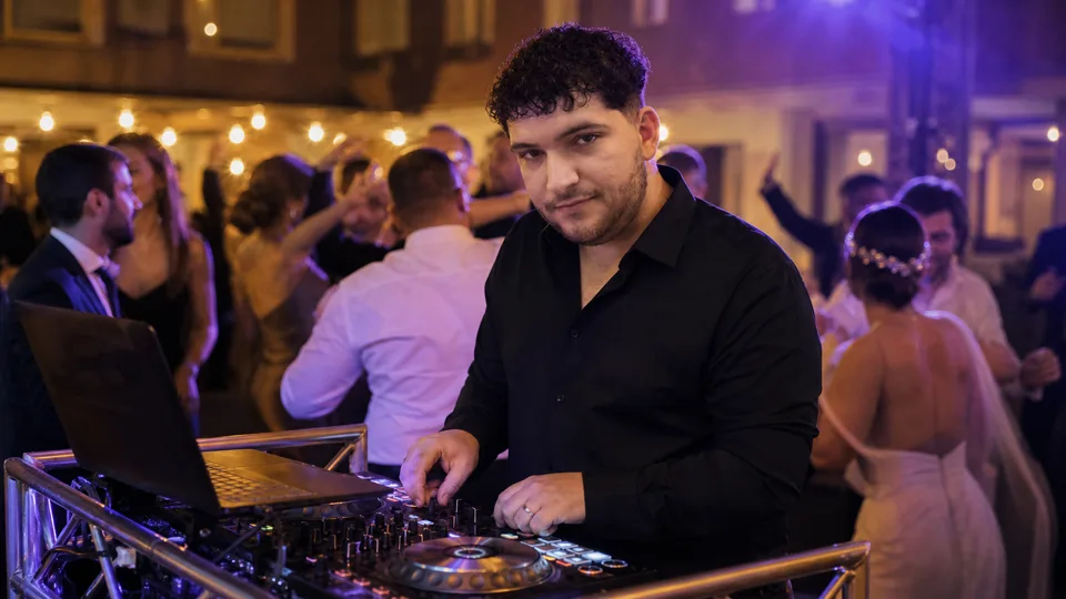 Escena ilustrativa generada con IA: Ismael en fiesta